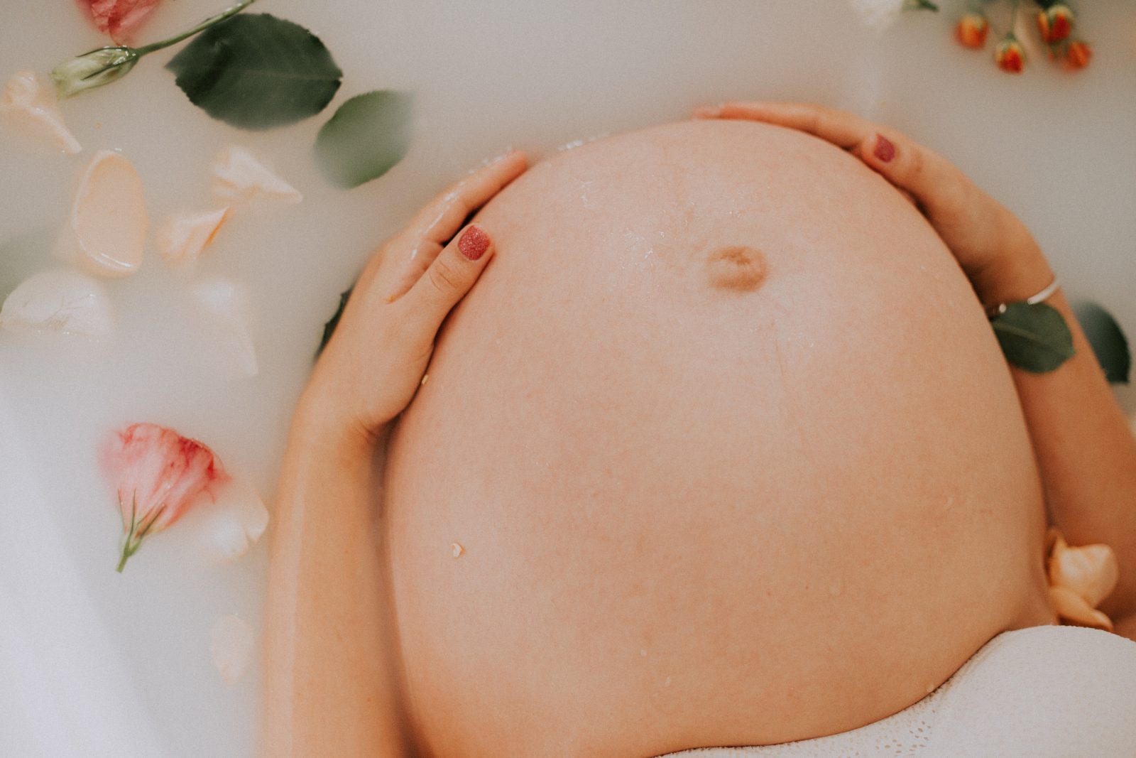 جفاف المهبل والحمل هل لجفاف المهبل علاقة بالدورة الشهرية وطرق العلاج؟