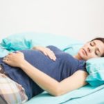 النوم على الظهر للحامل فوائده وأضراره حسب مراحل الحمل المختلفة